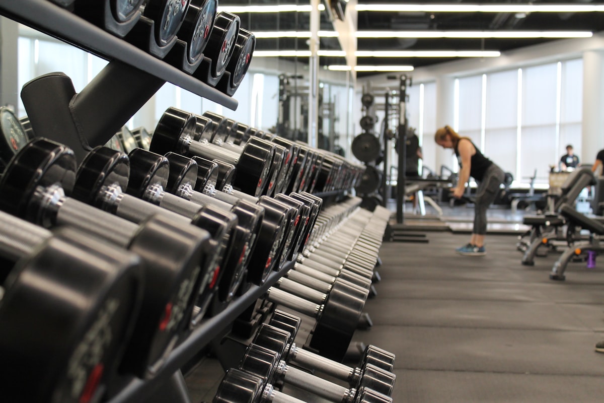 Frecuencia 2x vs 1x por grupo muscular: qué dice la ciencia en 2026